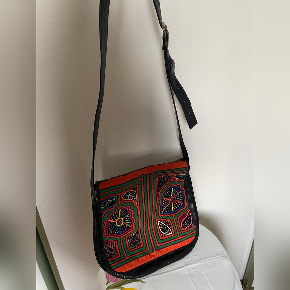 Mola Genuine Colombian Leather Crossbody Bag
